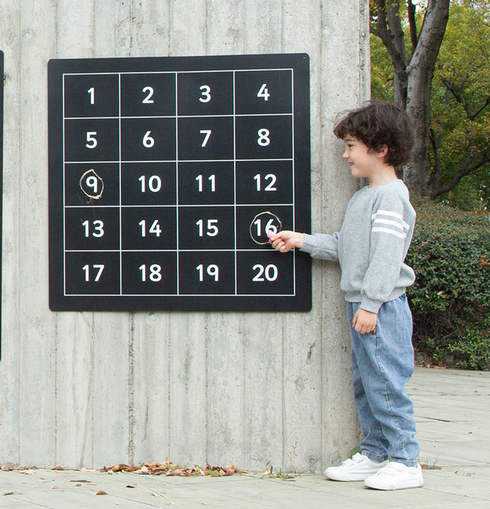 Number Chalkboard - Numbers 1-20  (800mm x 800mm)